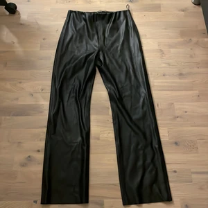 Skinnimitation byxor - Använda fåtal gånger. Inga defekter. Strl xl men passar M/L