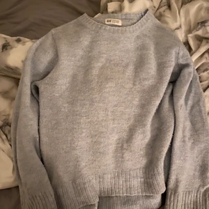 Stickad tröja - stickad ljus blå tröja från hm, jättefin och jättebra skick, stl S. skriv för fler bilder.❤️ kan posta och mötas upp i sthlm. TRYCK INTE PÅ KÖP NU