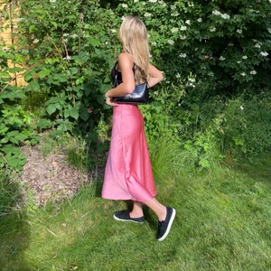 Rosa satin kjol - Rosa satinkjol storlek xs 