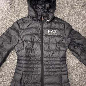 Emporio Armani Jacka ( Ea7)  - Emporio Armani Jacka ( Ea7) Storlek M då den är rätt så liten i storleken passar även S, knappt använd, köpte på Zalando för 1645kr. Skriv på Dm vid intresse 🌟