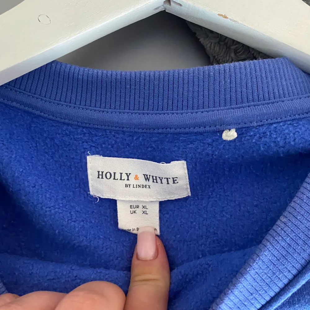Marinblå sweatshirt från Lindex (Holly and white) strl xl, men liten i storlek så passar mig som vanligtvis har M. Använd en gång och köptes för över 400💗 Billigare frakt finns!. Tröjor & Koftor.