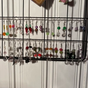 egengjorda örhängen!! - egengjorda örhängen!🫶 krokarna är i rostfritt stål :D tar även emot custom beställningar så skicka iväg ett meddelande om du har egna förslag :-) priset diskuteras då det är olika för varje! bjuder på frakten vid köp av fler än två smycken från min sida🫶🫶