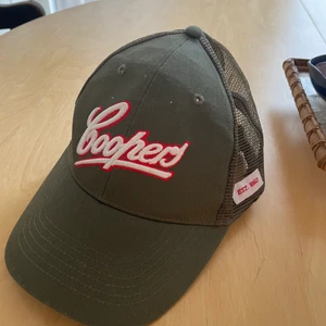 Vintage keps! - Köpte denna på secondhand men insåg att keps inte var min grej!😆 Lite blandning mellan y2kstil och skatestil.. vet inte riktigt hur jag ska beskriva! Men snygg iaf🤩