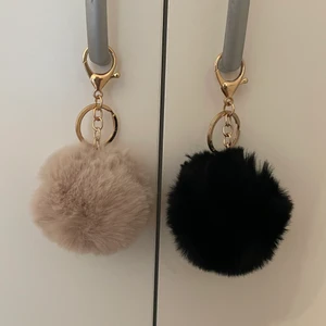 Puff hängare - Säljer dessa, två puffbollar med hängare. Båda för 10kr🥰