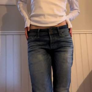 Midwaist jeans från Jack and Jones, inga defekter. Sitter ganska löst på benen hela vägen ner. Lite mindre vida än straight leg. Skulle säga att de passar S, möjligtvis även M.