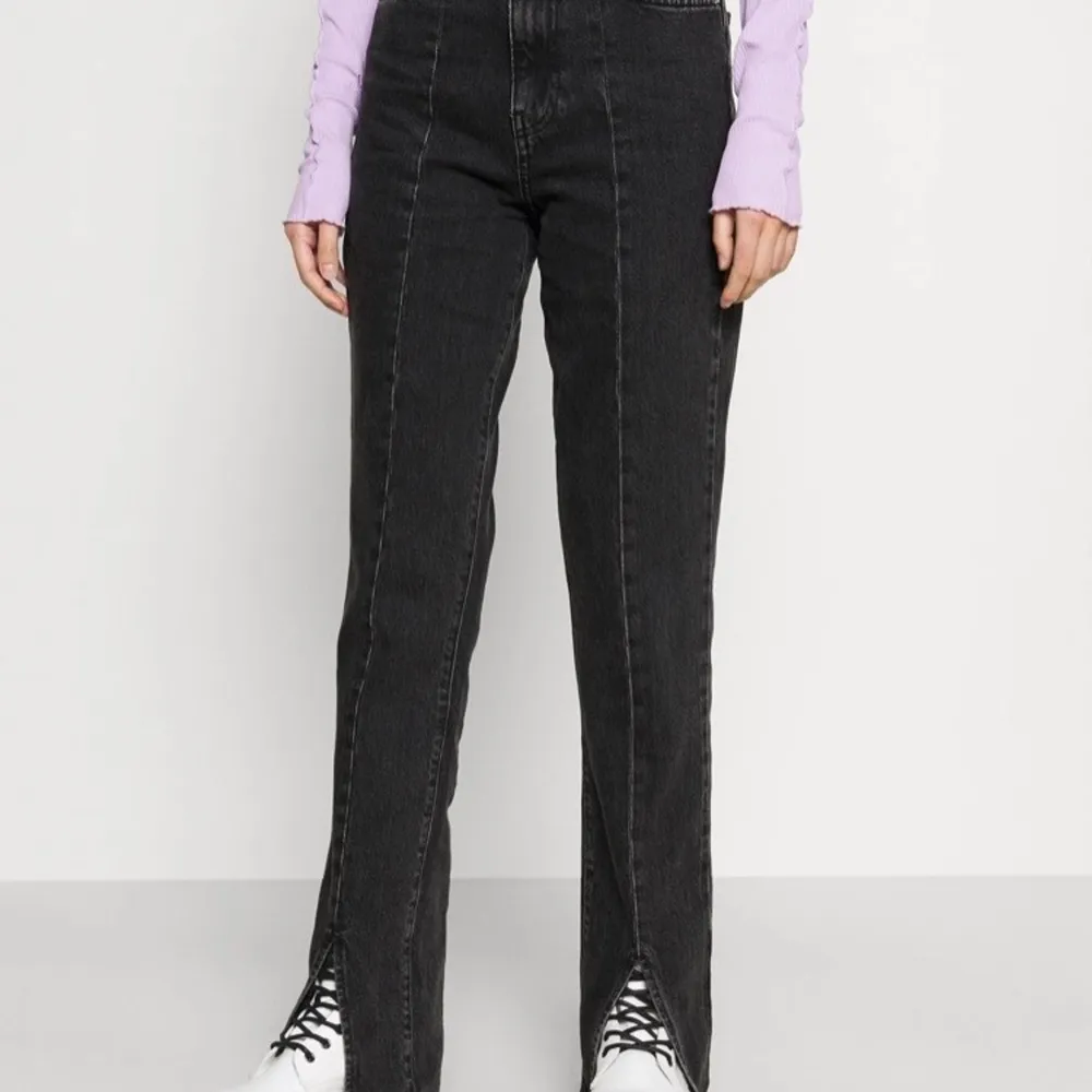 Ett par skit snygga svarta högmidjade jeans från Gina . Super sköna och jätte lätta att styla. Jeans & Byxor.