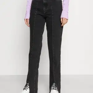 Ett par skit snygga svarta högmidjade jeans från Gina . Super sköna och jätte lätta att styla