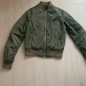 Bomberjacka mörkgrön - Säljer denna fina bomberjacka, säljer denna för att den kommer inte till användning. Önska också att den passa mig❤️❤️Jag köpte den för 150 kr💕den är stor i storleken w