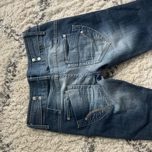 Jeans - Säljer dessa super coola jeans som jag köpt second hand men tyvärr inte fått så mycket användning av då det inte riktigt är min stil. Dom har skit coola fickor och är lågmidjade. Jeansen är i fint skick utan några synliga defekter💕💕 (TRYCK INTE PÅ KÖP NU)