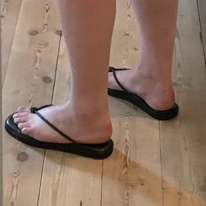 COS sandaler i läder - Stilrena flipflopsandaler helt i läder. Sulan är väldigt skön. Använda högst en gång, minns inte ens när isåfall. Som nya. 