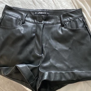 High waist läder shorts (fake läder) - Svarta läder shorts som är använd en gång. 75kr. Får inte på mig dom, därför säljer jag dom