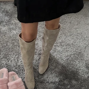 Stövlar  - Stövlar i mocka beiga ifrån MarZio , Använda men i fint skick! Köptes för 3000kr