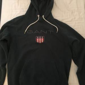 Mörkgrön Gant hoodie med snören i storlek L, passar möjligtvis M också. Använd en del, snörena inte lika vita annars som ny. 
