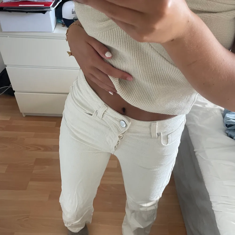 Fina långa beige/vita/krämvita jeans från Bikbok, nästan helt oanvända. Säljer då de ej kommer till användning! Nypris 599 Mitt pris 190 + frakt💓. Jeans & Byxor.