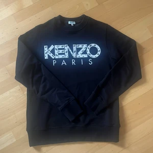 Kenzo tröja - Säljer en kenzo tröja med storlek XS. Använd några gånger och är runt 9/10 i cond. Kvitto finns att visa om de är så. Köpte den ny för 2200kr