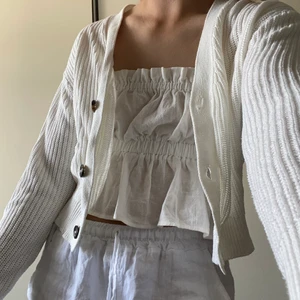 Vit stickad kofta - Köparen står för frakten. Priset kan sänkas vid snabbt köp. Hör av dig vid frågor🤗