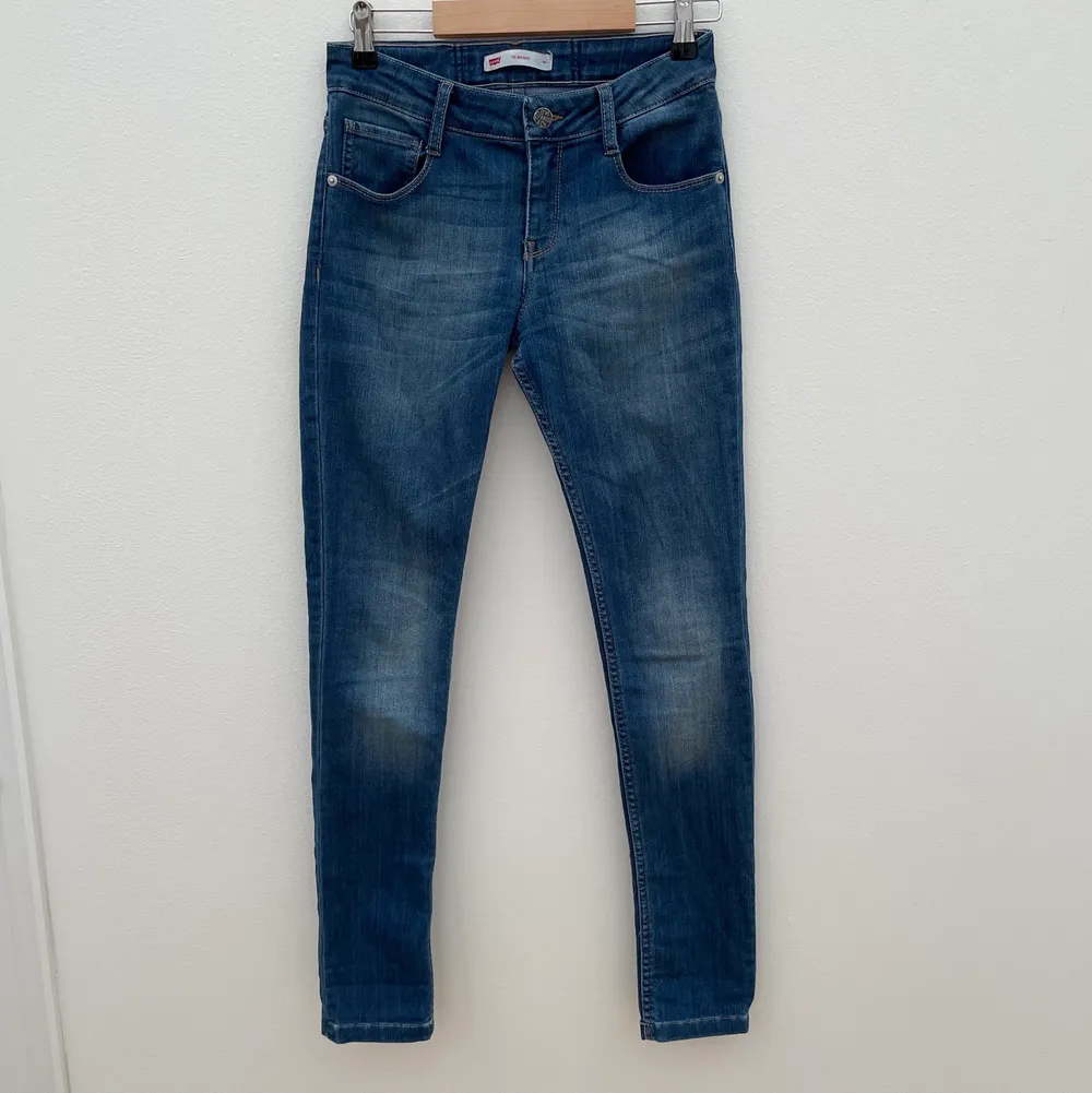 Levi’s 711 jeans, lågmidjade. Köpta på kidsbrandstore. Strl 14 yrs men passar xs/s. Jättebra skick.. Jeans & Byxor.