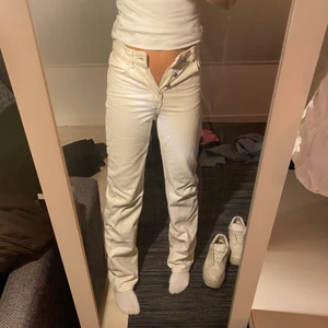 Begie jeans, strl 24 - Säljer mina super snygga begie jeans från bikbok, då dem tyvärr har blivit för små i midjan!! Jag har användt jeansen fåtal gånger💕 skriv för fler bilder 