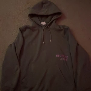 Hoodie storlek xs - En snygg hoodie från hm som Inge kommit jätte mycket t nytta tröjan är i storlek xs nypris på tröjan är 300 så tänker mig 100kr
