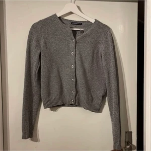 Stickad  - Säljer denna stickade tröja i st one size. Passar mig som bär S. Säljer för 150kr + frakt💕