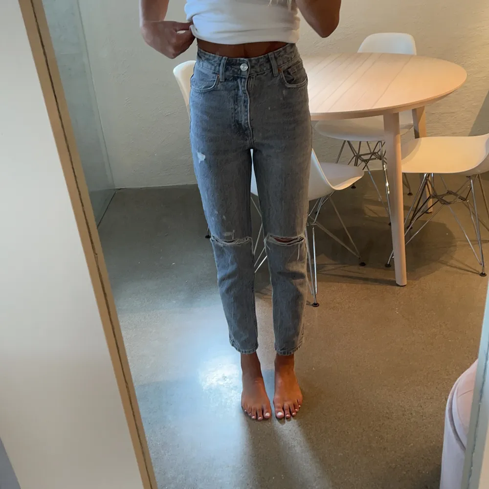 Säljer mina jätte snygga zara jeans som är slutsålda och jag har max använt de 1 gång, de är i nyskick! Säljer pågrund utav att de är för korta på mig. Storlek: 32 min längd är 168,5 cm. Du står för fraktkostnaden!😁👍. Jeans & Byxor.