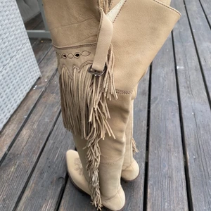 Diesel vintage overknee boots - Säljer dessa vintage diesel overknee boots i storlek 37 som är i perfekt skick. Finns knappt några andra på efter marknaden då dom är väldigt unika.