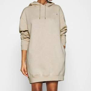 Beige klänning i form av en lång hoodie från Nike. Jätteskön och mysig! Använd en gång, storlek L. Nypris 700kr, mitt pris: 80kr.