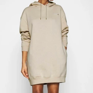 Beige hoddieklänning från Nike - Beige klänning i form av en lång hoodie från Nike. Jätteskön och mysig! Använd en gång, storlek L. Nypris 700kr, mitt pris: 80kr.