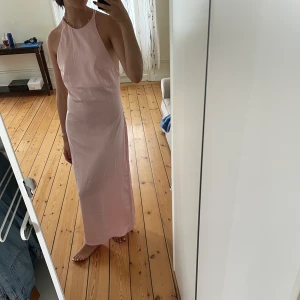 Långklänning - Långklänning fr HM. Jättefin i ryggen och rak passform. Slits på ena benet. 