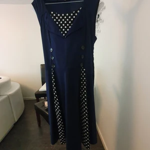 Klänning  - Fin vintage klänning som passar olika storlekar och årstider.