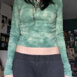 Långärmad tröja - Grön/turkos tröja från Urban Outfitters