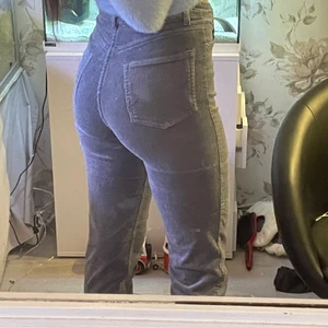 Manchesterbyxor - Supersnygga grå manchesterbyxor från H&M i strl 34! Formar kroppen så snyggt. Kommer tyvärr inte till användning, jättefint skick!🥰🛍 70kr + frakt. 66kr spårbart