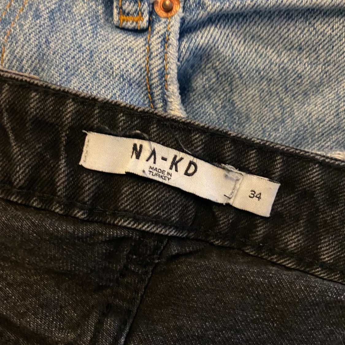 NA-KD raka svarta jeans  - 90