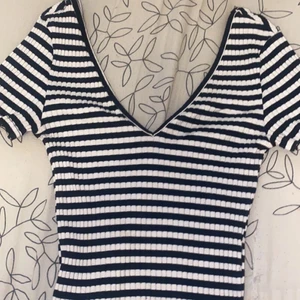 En V ringad  randig topp  - V ringad topp, från gina och är i storlek xs/34 första bilden är framsidan på tröjan och den andra bilden är på baksidan😊