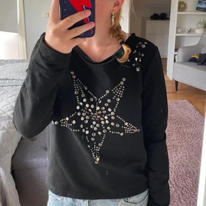 Tröja med Stjärna och nitar - Fin tröja, märket är Kappahl!  Storlek 170-176 barn men passar xs Fint skick!!💗💘 Går att välja både spårbar och frimärks frakt. 💖💖
