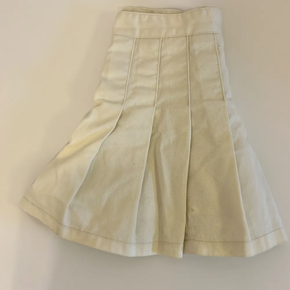 Tennis kjol från brandy Belleville kan bäras både högmidjat och lågmidjat. Köpt för 250. Kjolar.