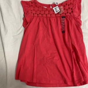 Tröja - Tröja från polen som var för liten, helt oandvänd och hål eller liknande. (Prislapp kvar) storlek: 10 år, Färg: röd/rosa. Frakt betalas av köparen