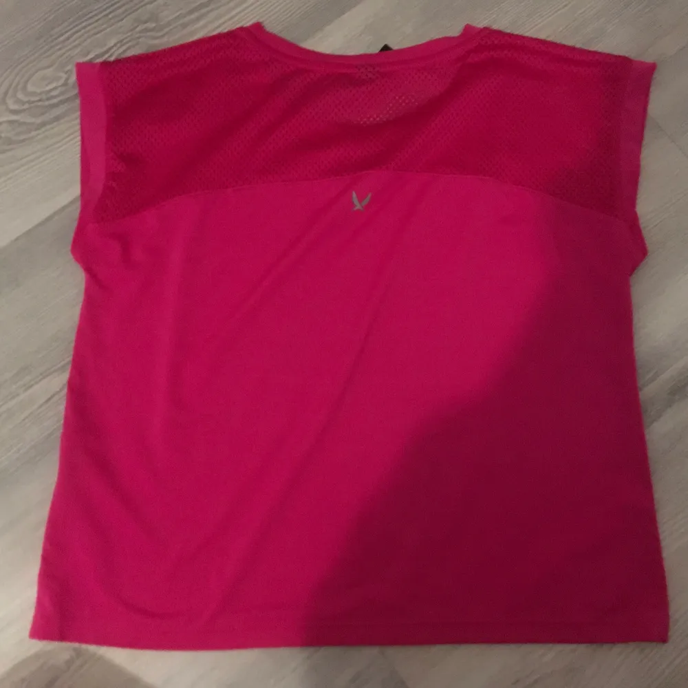 Jag säljer min rosa träningstopp i storlek 146/152. På ryggen så är det nät längst upp som ni ser på bilderna. Jag säljer den för 30 kr + frakt men priset går att diskutera. Kolla gärna in mina andra annonser. :). T-shirts.