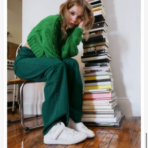 Mörkgröna midwaist zara jeans - Säljer dessa skitcoola midwaist mörkgröna jeans från zara, köpta några månader sedan. Säljer då jag tyvärr endast använt dem 2 gånger och inte får så mycket användning av dem. Storlek 38 men beror på passformen man vill åt, jag när själv 36 och då sitter dem lite lägre i midjan. Frakt tillkommer, skriv vid intresse och om du vill få bilder av dem på💓