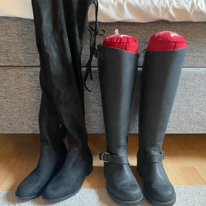 Två fina skor - Två par supersnygga svarta boots, högra är Johnny Bulls och vänstra är overknee från XIT. Aldrig använda, helt nya. 1200 kr för båda eller 600 för ett par 💕🫶🏼 köpare står för frakt. PRIS ÄR DISKUTERBART
