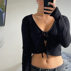 Svart kofta  - Kofta från Nelly, köparen står för frakten på 49kr 