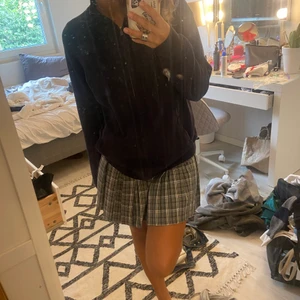 Kjol - Säljer den trendande ”skolflicka-kjolen”. Köpt för ca 1,5 år sen från Pull&Bear.  Storlek L men passar mig som är XS/S