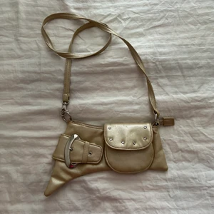 unik form väska / y2k vintage retro 2000-tal 90-tal - Mått: bredd 23 cm länge 11,5 cm. Färg beige. Kan mötas i stockholm eller frakta 🖤 