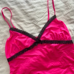 y2k vintage topp hotpink rosa - GRATIS FRAKT (jag bjuder). Storlek S. Stretchigt tyg. Har inte möjlighet att visa bild när jag har på mig den pga för liten. :) 
