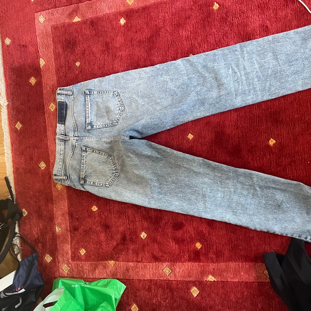 säljer dessa fina ONLY jeans. Dom är straight jeans och har normal midja. Tagen där bak är bort tagen! Köparen står för frakt. Jeans & Byxor.