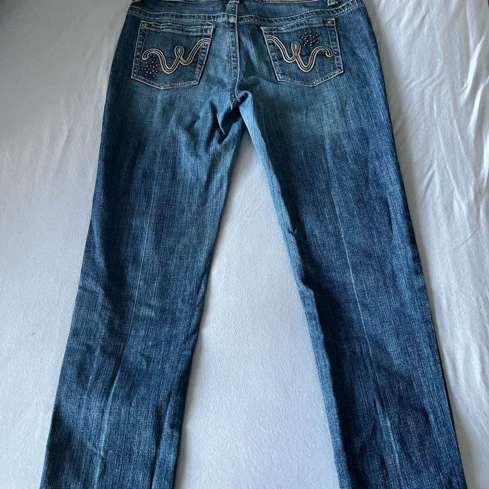 Jättefina lågmidjde jeans köpta på Plick för nåra månader sen! Jätte fin mönster för bak. Storlek: 40. Längd: 32 (baggy) . Jeans & Byxor.