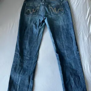 Jättefina lågmidjde jeans köpta på Plick för nåra månader sen! Jätte fin mönster för bak. Storlek: 40. Längd: 32 (baggy) 