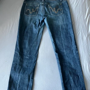 lågmidjade (baggy) jeans  - Jättefina lågmidjde jeans köpta på Plick för nåra månader sen! Jätte fin mönster för bak. Storlek: 40. Längd: 32 (baggy) 