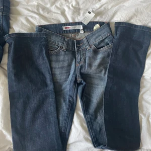 Only jeans - Lågmidjade jeans från only. Köpta på Zalando Zircle men tyvärr för små för mig. Jättefin blå färg och väldigt långa, jag är 176. De är storlek 26/34