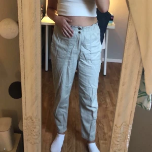 Beiga byxor - Jätte fina helt oanvända beiga ”kostym” byxor. Jätteskönt material och är helt i nyskick💓 de passar superbra att vika ner till lågmidjat! Stl S, 36/38 men passar xs och M också!